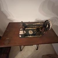 Macchina da cucire a pedale antica