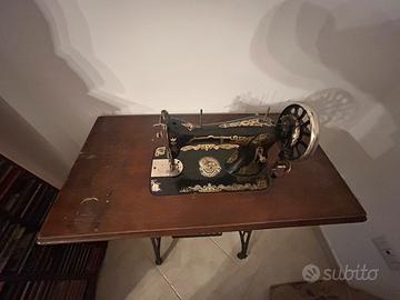 Macchina da cucire a pedale antica