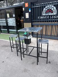 Set x esterno un tavolo e 2 sgabelli 140€
