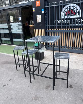 Set x esterno un tavolo e 2 sgabelli 140€