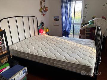 letto in ferro IKEA con doghe e materasso