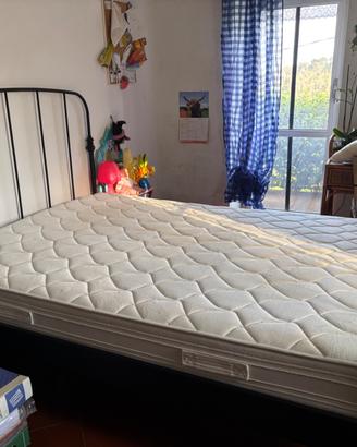 letto in ferro IKEA con doghe e materasso