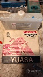 Batteria Moto Yuasa YB9-B Con tappi e acido