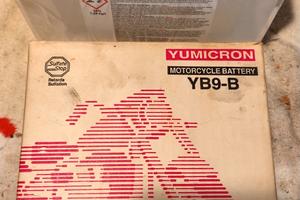 Batteria Moto Yuasa YB9-B Con tappi e acido