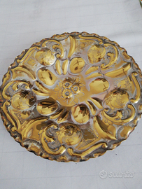 Piatto con piedini in ottone argentato