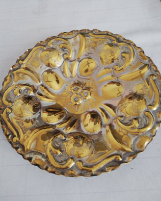 Piatto con piedini in ottone argentato