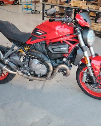 monster 821