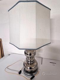 Lampada da tavolo vintage cromata con paralume