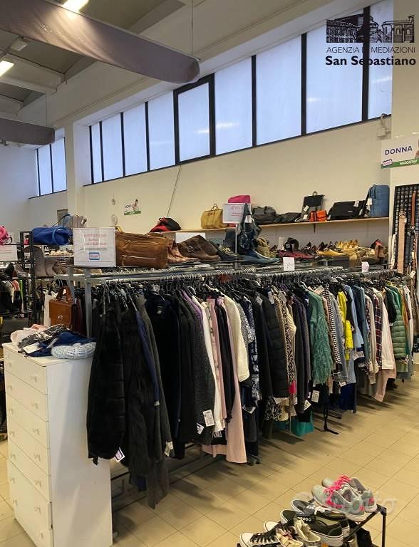 Attività / Licenza di 600 m² con 5 locali a Forlim - Altro