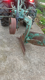 Aratro monovomero a sollevatore