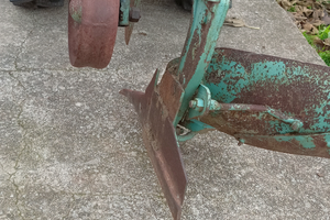 Aratro monovomero a sollevatore