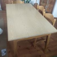 Tavolo in legno con 4 sedie