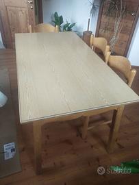 Tavolo in legno con 4 sedie