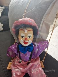 pagliaccio su altalena 