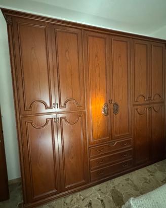 Armadio e comò in legno