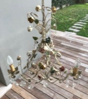 Lampadario e abat-jour di metallo con roselline