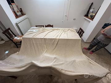 Due tende in tessuto spesso coprente