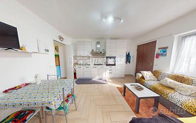 Bilocale al primo piano ristrutturato senza spese.