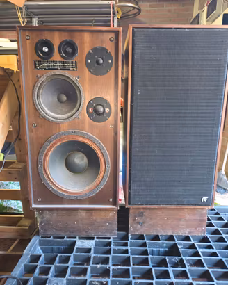 Postazione da DJ vintage con casse acustiche.