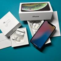 iPhone Xs + AirPods