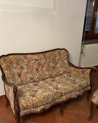 Salotto classico in legno intagliato