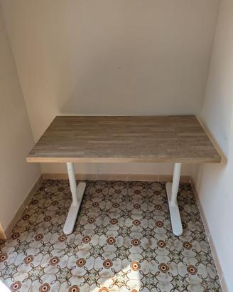 Scrivania IKEA modello Bekant