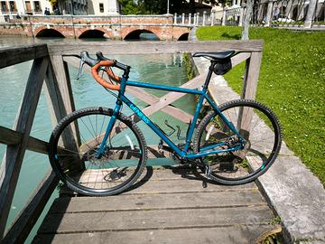 bici gravel/turismo Genesis modello Croix de Fer 2
