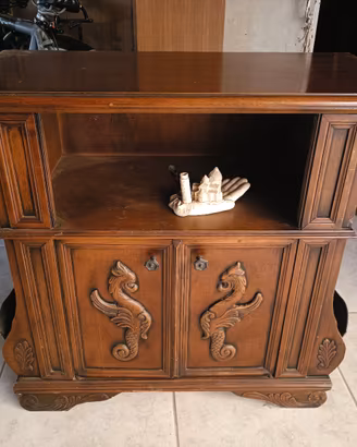 Mobile porta TV  in legno  con intagli e portarivi