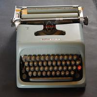 macchina da scrivere olivetti