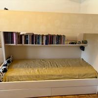 Letto a castello con contenitori e cassettoni