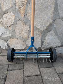 Arieggiare scarificatore manuale prato