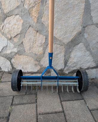 Arieggiare scarificatore manuale prato