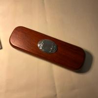 Scatola in legno con penna elegante