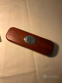 Scatola in legno con penna elegante