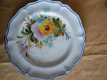 2 piatti Bassano ceramica con fiori .bordo blu