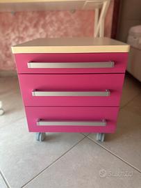 Cassettiera fucsia con ruote