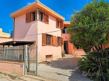Casa indipendente trilivelli con cortile