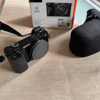 Sony Alpha 6000 + obiettivo 16–50mm con accessori