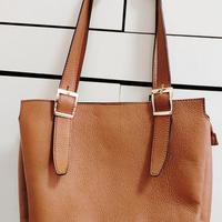 Borsa in pelle da donna colore cuoio firmata.