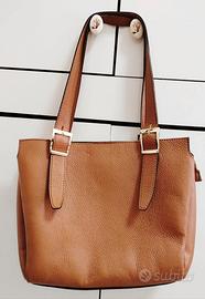 Borsa in pelle da donna colore cuoio firmata.