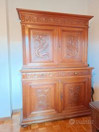 credenza con pannelli porta intagliati.
