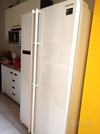 Frigorifero grande capacità side by side Samsung