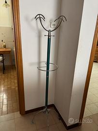 Appendiabiti vintage di design con portaombrelli