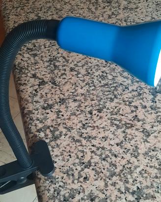 Lampada blu e nera con pinza