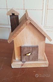 Salvadanaio in legno vintage