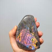 Labradorite viola pietra free form esposizione 