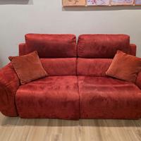 divano  rosso in perfetto stato con sedute relax