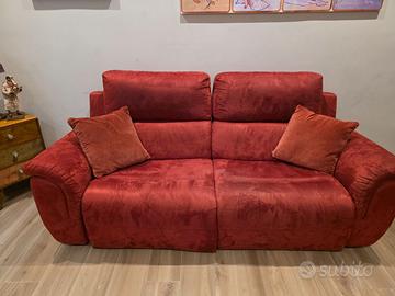 divano  rosso in perfetto stato con sedute relax