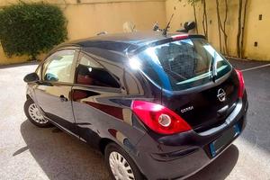 Opel Corsa Club 1000cc. € 3350