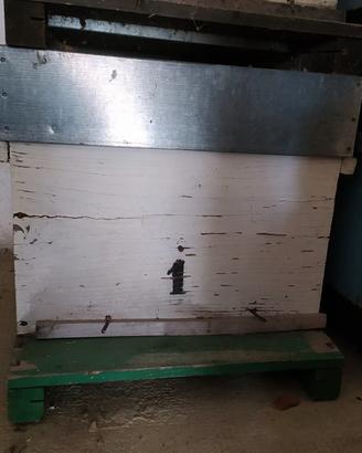 Arnie, Nuclei e  materiale apistico